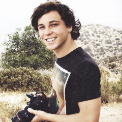 it would be lovely if you followed @azyxlis