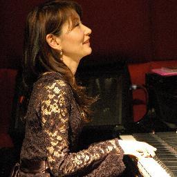 I offer piano lessons on the Upper East Side Manhattan as well as the NYC metropolitan area.