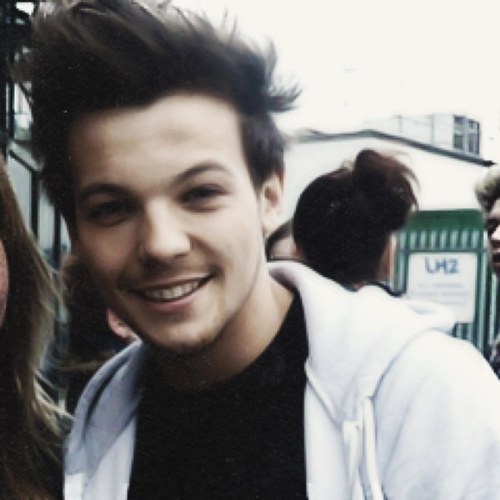 Follow @Louistrgram bc shes swaggy and sassy