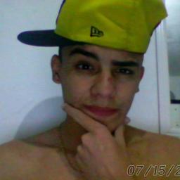 curto jogar bola de vez enquando, sou funkeiro, e saio muito pros role, tenho 16 anos, so dançarino de funk ;)