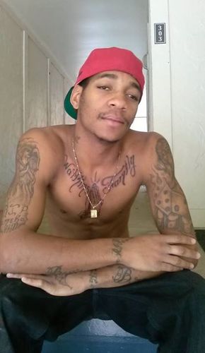 I'ma cool ass nigga fav color black like to get high n chill n I love a pretty red or chocolate girl  follow me ill follow back..! #TeamBear fwm