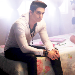 Minha felicidade tem nome, sobrenome, o sorriso mais sincero e a voz mais linda do mundo. (@LuanSantana)