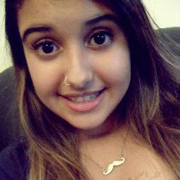 HAHA* muuito chata, irritante, medrosa, CIUMENTA & FELIZ *-*  acho qe só (: UHAUSAHS