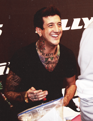 Austin Carlile. Conciertos en coches gratis. Obsesión con un peluche de una medusa. Tatuajes asdfghjkg. Buena persona. Ah, a veces canto en OM&M