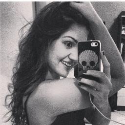 Sou como você me vê,posso ser leve como uma brisa ou forte como uma ventania, depende de quando e como você me vê passar.