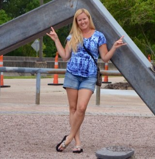Mom of 3 amazing kids, wife to an awesome guy, owner of 3 sweet labs, REALTOR®, proud Baylor and UTSA  mom!, former diver, and a happy person :-)