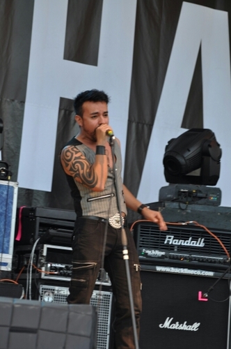 Vocalista de Paranoid Doll, banda de Rock Electrónico de Bucaramanga, Colombia