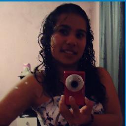 Ela  sorrir bonito e deixa os outros querendo saber
o segredo que a faz feliz , aquela que agradeçe a Deus
por ter o privilégio de amar e se amada ♥
