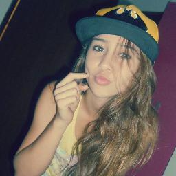 Dramática, irritante, carente, louca, irônica, desligada, chata e muito ciumenta, Prazer Euu *-* Amo minha Família e Chocolate :3