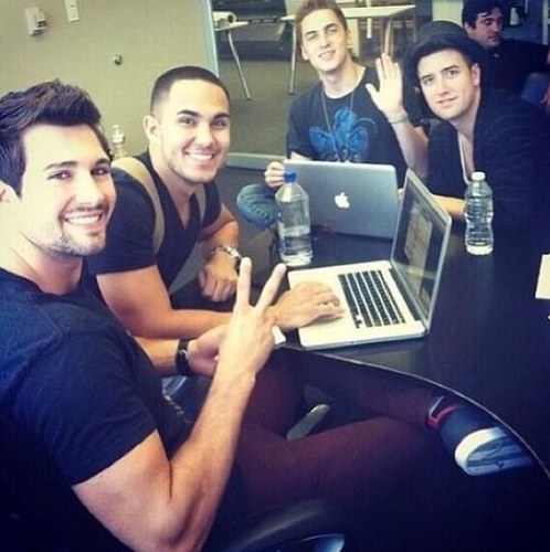 @MrJamesDiamond @SexiKendallKBTR @FalseSage @FakeTimeRush ♡
