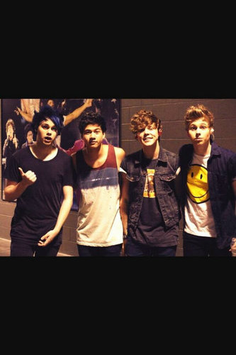 #5sosfamily do you know who's beautiful? Don't bother reading the second word it's 5 seconds of summer