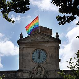 Twitter para conocer gente nueva, charlar con amigos, organizar quedadas, etc etc entre el colectivo gay de Sevilla y alrededores. Discreción 100%
