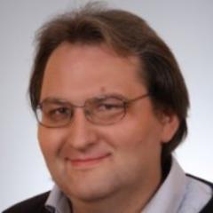 Cieć od komputerów. Czasem administrator, czasem inżynier utrzymania lub od wdrożeń. Czasem od papierków, licencji lub odo.