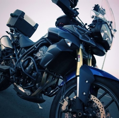 バイクに乗って旅にいったりします。一人でも行きます。