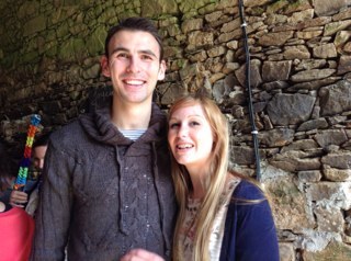 Jeune de 22ans, passionné de sport (nba, foot et cyclidme en particulier) inscrit sur tweeter pour decompresser et pas mal deconner sur l'actu