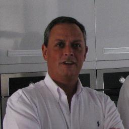 Contador público. Posgrado en Mkt. Hincha a muerte de la Celeste. Republicano y demócrata
