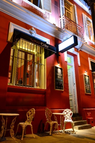 Restaurant - Bar; comida de autor, fusión internacional con productos locales. Amplia carta de vinos y cervezas. Reconocida coctelería. Música y eventos