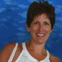 marketing diva, total foodie, wine enthusiast, mom of 1, dancing queen.