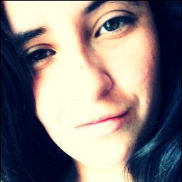 Jenny !
Aquele sorriso, sempre faceiro.
Cabelos que mais parecem anjos dançando.
Olhos que brilham,
um brilho de iluminar todos ao redor.
Ela quer o mundo