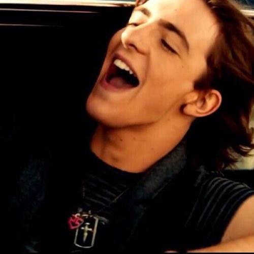 Yo its Rocky Lynch.Lead Guitarist in R5, aka Musical Genius! i have An Addiction To Mac And Cheese. @Ratliff_Rp_ Is My Broski! #RockliffForever ✌ #Single