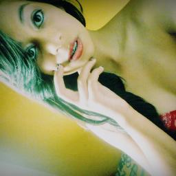 Gosto de chocolate, odeio gente chata e sem humor, sou muuuito lesa, e bem:: é isso '-'