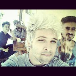 Minha vida se resume simplesmente em @GARNEToficial.. Sem eles eu não vivo *-* Fc oficializado em 16/08/12 ... Seguida por Pedro Ferraro 17/08/2012 '