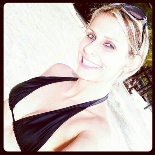 Sou simples, sincera, curta e objetiva ;)