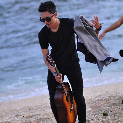 - Bercita-cita menghajikan orang tua
- Guitarist of @Medium_Band
- Biasa
- @Hansipow
- Forza Juve !!