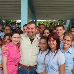 Cubano que defiende con su vida el derecho de su pueblo a decidir su destino.Licenciado en Lengua Inglesa. Editor de http://t.co/w1eWdslUXX