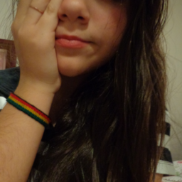 - ' aquáriana , gremista , ciumenta , chata , feia , gaúcha , apaixonada por futebol ♥ '