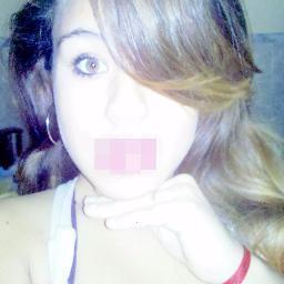 Debaixo da maquiagem e por trás do meu sorriso, eu sou apenas uma menina que deseja o mundo.