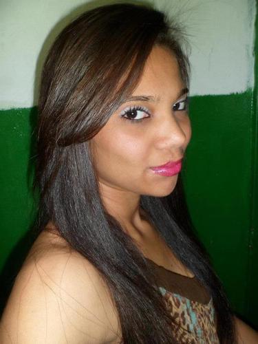 Sou no mínimo uma menina que sonha com um futuro feliz, 
e no Maximo a mulher que busca esse futuro!