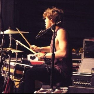 One day Ashton will follow me I promise he loves you, keep your head up beautiful.