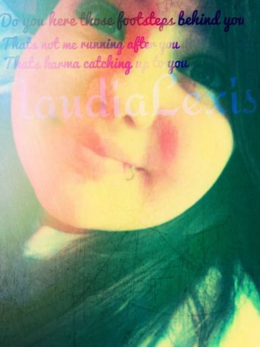 -my name is naudia :) follow me :D im canadian and bisexual :b donthaaate. and ilove foood 3
kpce. AND, Marilyn Monroe is my idol and iLOVE One Direction xD