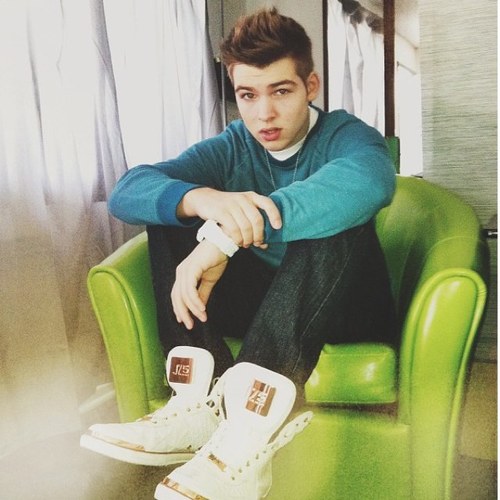 Primera cuenta dedicada a levi mitchell 1/5 de The boyband project!