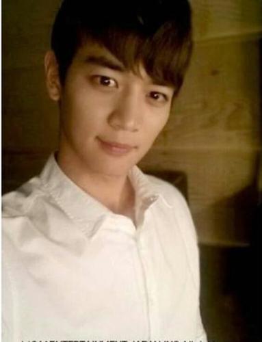 싱어 댄서, 모델, 래퍼 및 배우. SHINee 멤버 중 하나. SHINee 민호 입니다. Anyeong, i'm Minho - SHINee