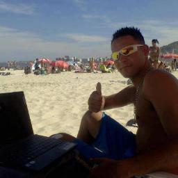 Já passei um pouquinho de óleo só pra não machucar o seu bumbum ,quero ver ,quero ver tu escorregar com bumbum