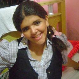 Metade mulher metade menina
Sou a menina que canta
que brinca e ri
Sou a menina 
que corre pela calçada despreocupada
Sou a mulher que sonha