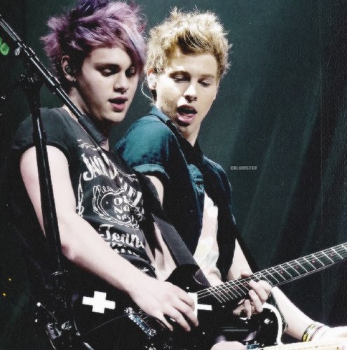 In Asturias there are less than 5seconds of summer. Follow me on my other acc. @5SOSPerfection_ #5SOSNakedTourInSpain