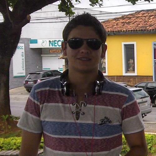Só há duas maneiras de viver a vida: a primeira é vivê-la como se os milagres não existissem. A segunda é vivê-la como se tudo fosse milagre.