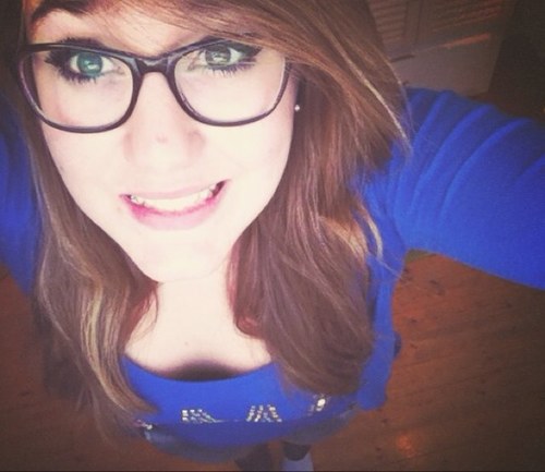 MarieTretz's profile picture. Certaines personnes ont juste besoin d'une caresse... Autour du cou.... Avec une corde.