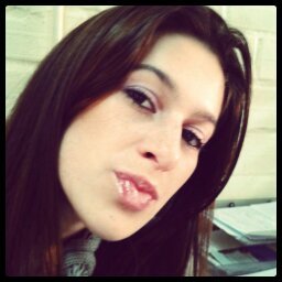 “Sorrisos e abraços espontâneos me emocionam. Palavras até me conquistam temporariamente. Mas atitudes me ganham para sempre.”