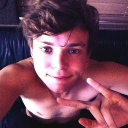 YOU DON'T HAVE TO FOLLOW ME JUST FOLLOW @hiya_babe thxx  bbys:*****