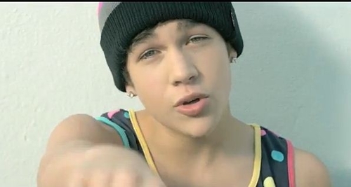 Austin Carter Mahone3 (n. 4 de abril de 1996) es un cantante estadounidense que se hizo popular en 2011 debido a los vídeos virales de sus actuaciones. El debut