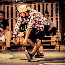 20 años. Es simple...Siente el ritmo y expresa con ese movimiento. Bailarin  y amante de los animales. Teatro Musical en Scaena Carmen Roche.  MADRILES!!