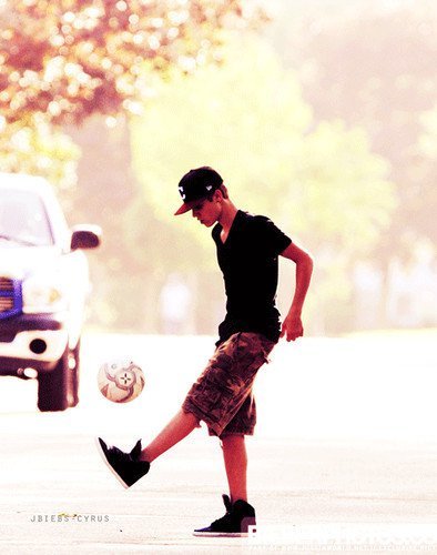 This is the BELIEBER'S page only, lastest and greatest Bieber pics!