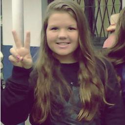 Uma menina que gosta de rap , de funk, de pagode, de jogar futebol,adora andar bem arrumada, de usar bombeta , um pouco patricinha, chatinha. Bem essa sou eu .