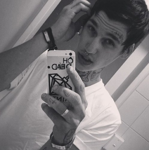 19. Australian~Oregon living. Marijuana. Mac Miller all day✌rp. Animals. Music. Damian ❤