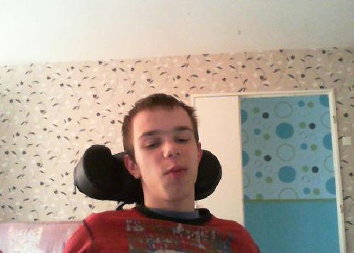 je suis handicape je fait du foot fauteuil je ne sais pas bein ecrire mais je comprend ceux que l ont m envoie mon handicap est cerebrale et j ai du mal a me