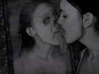 masquehueso's profile picture. Seré algún día perfecta, mientras seguiré viviendo en un mundo de libros, té y chicles.